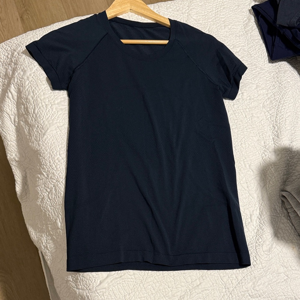 Lululemon swiftly tech short sleeve size 8 dark navy